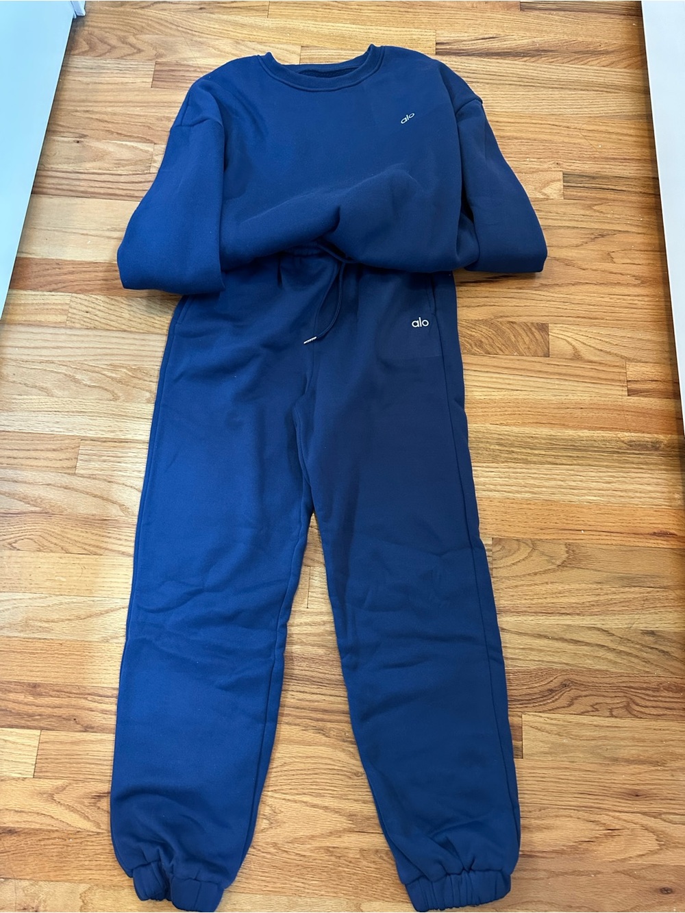Alo women’s Navy Jogger Sweatpants & sweatshirt